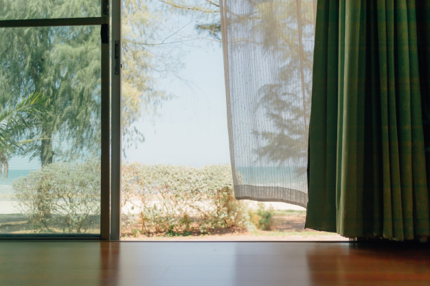 scena-pacifica-della-casa-con-tenda-trasparente-bianca_39688-2907